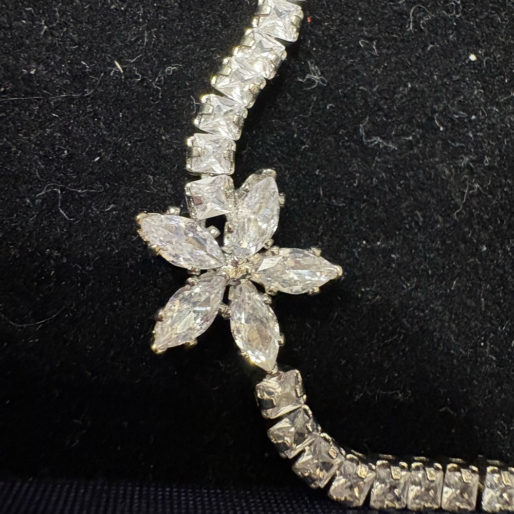 Elegant Silver Floral Cubic Zirconia Jewelry Set - Picture 2 of 5
